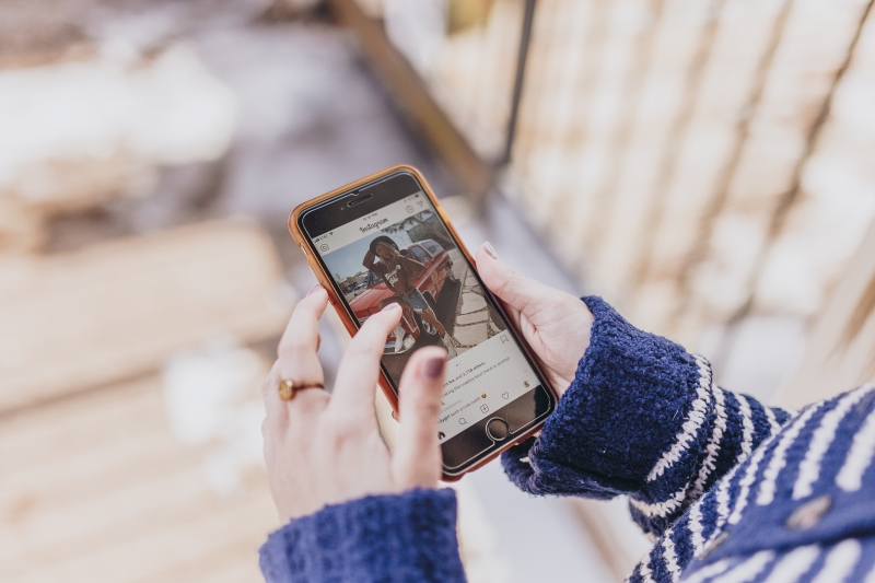 インスタグラムを見る 女性