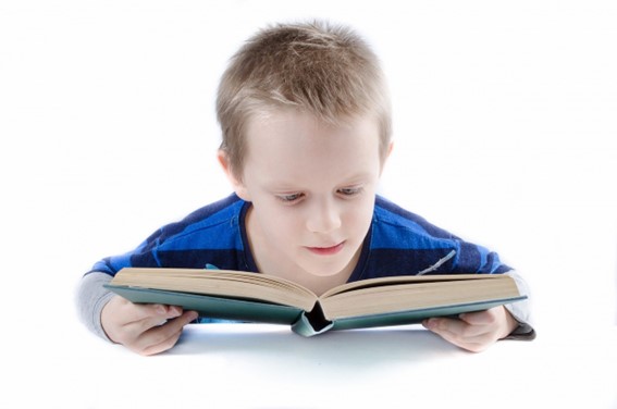 本を読む男の子