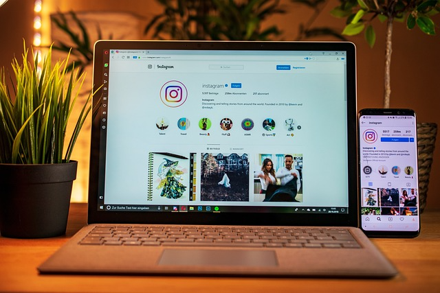 PC　インターネット　インスタ　画面　スマホ
