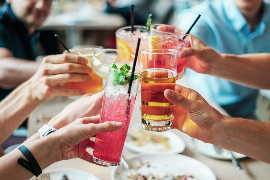 友人　乾杯　カクテル　お酒