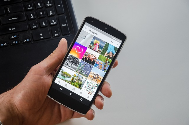 Instagram　画面　iPhone　パソコン