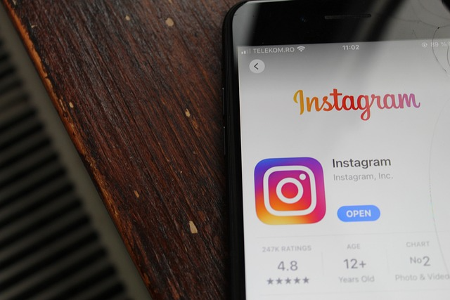 Instagram　インストール　画面　iPhone　スマホ