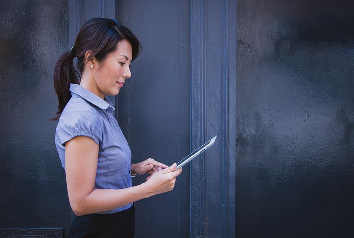 暗い 女性 キャリアウーマン iPad 仕事