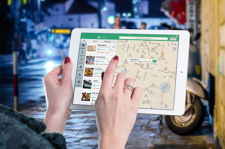 map　マップ　画面　iPad　女性　指さし