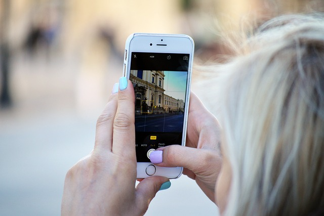 写真　建物　カメラ　iPhone　女性　若い