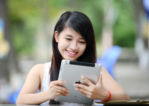 タブレット　女性　屋外