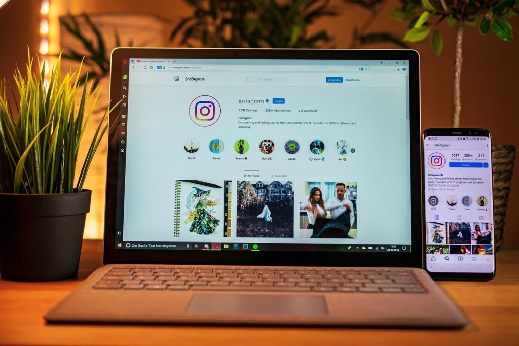 ラップトップ
モバイル
インスタグラム
ソーシャルメディア
スマート フォン