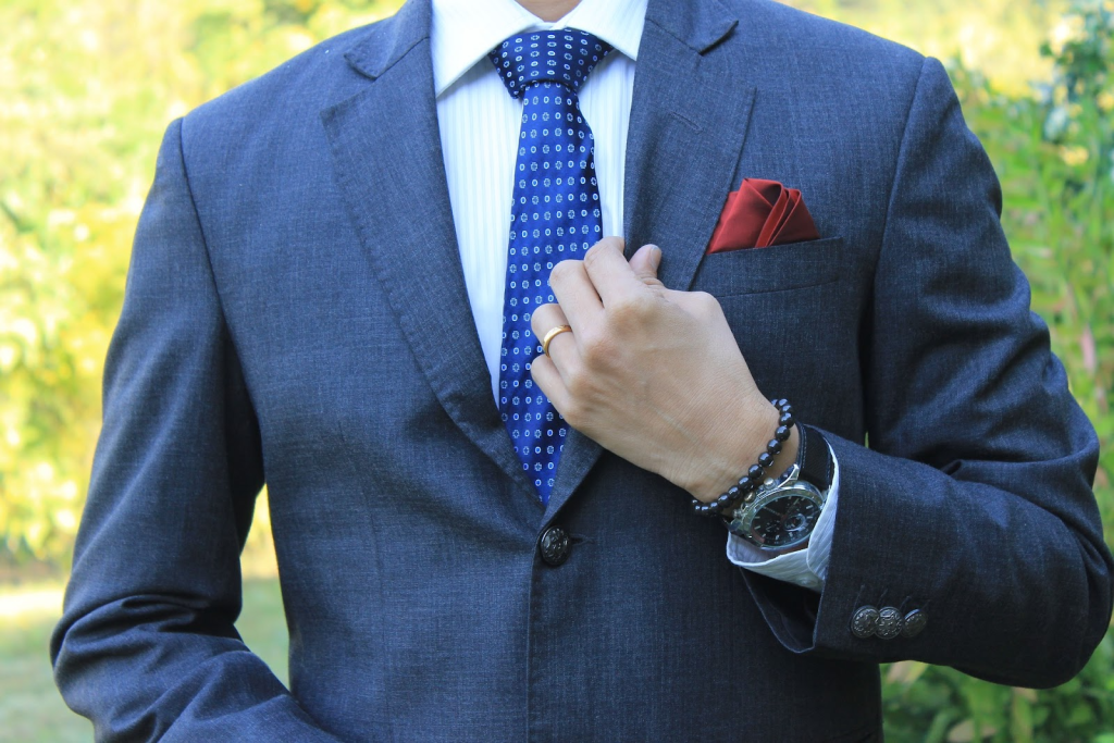スーツ　ビジネスマン　時計　ネクタイ