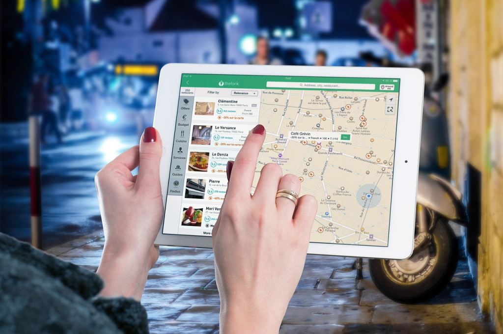 map　地図　Googleマップ　検索　タブレット　女性　ネイル